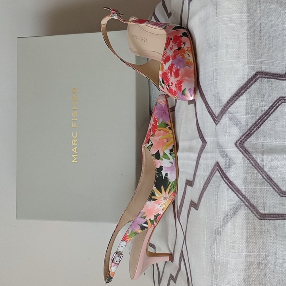 Brand New Marc Fisher size 7 1/2 , multicolored fabric heels
